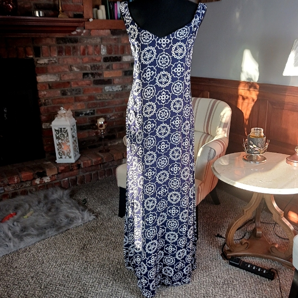Vince Camuto sleeveless navy & white summer maxi dress